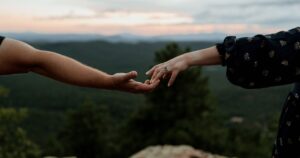 A couple pose at an overview at Mogollon Rim in Arizona